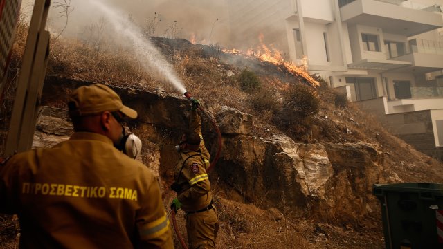 Пожар избухна в атинските предградия Глифада и Вула Към момента