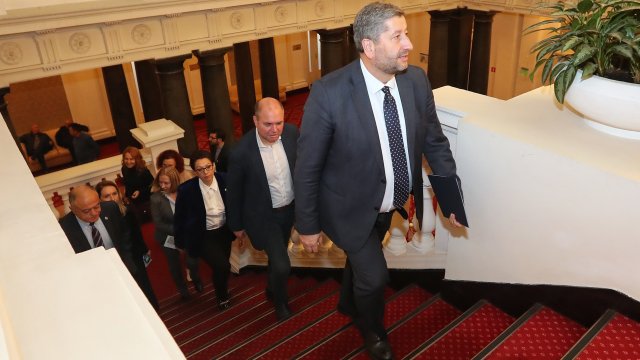 Демократична България остро протестира срещу изявленията на президента Радев по