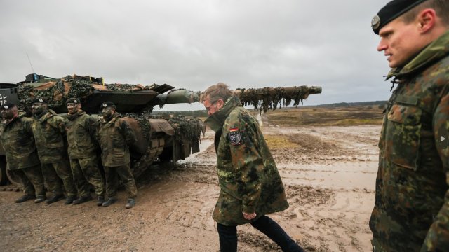 В Германия пристигна първата група украински военни, които ще бъдат
