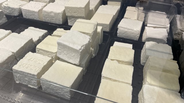 Литър краве мляко вече достига 5 лева по магазините от