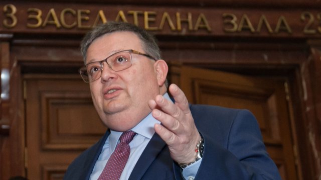 След двучасови разисквания със 197 гласа за без против и