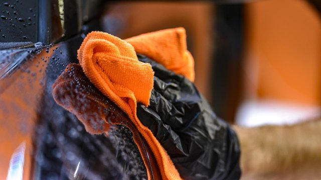 В продажба има много готови пасти вакси хидрофобни и полиращи