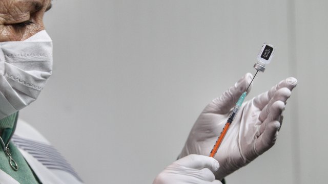 Двойната ваксинация срещу Ковид-19 и сезонен грип е свързана с