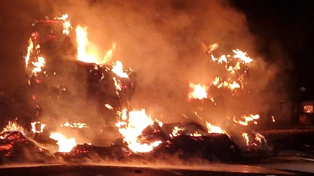 Два камиона натоварени със слама са се запалили в 18 55