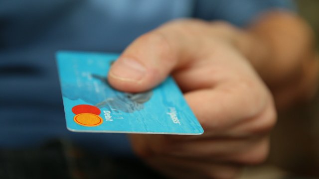 Все повече българи плащат с кредитни карти хранителни стоки почивки