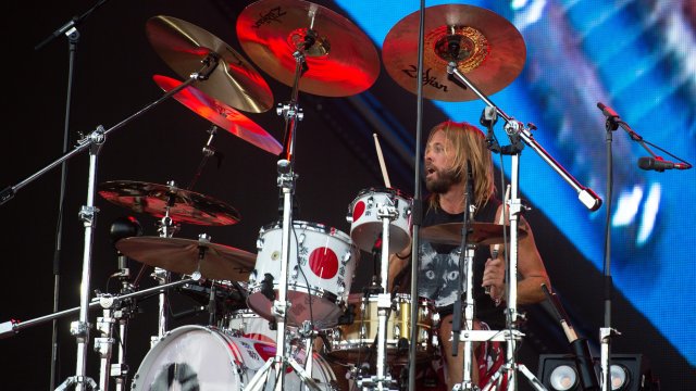 Барабанистът на американската рок група Foo Fighters Тейлър Хокинс е