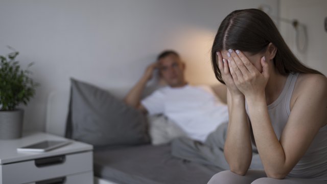 Тези зодии виждат че партньорът се държи съмнително и странно