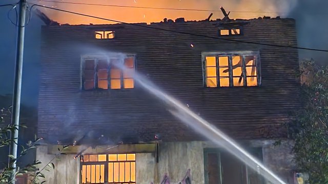 Къща горя в централната част на Казанлък тази нощ Пострадали