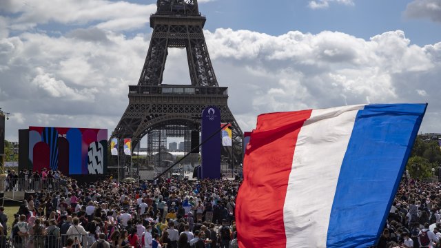 Плажен волейбол в подножието на Айфеловата кула фехтовка в Гран