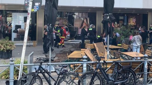 Автомобил се вряза в група хора в Берлин най малко един