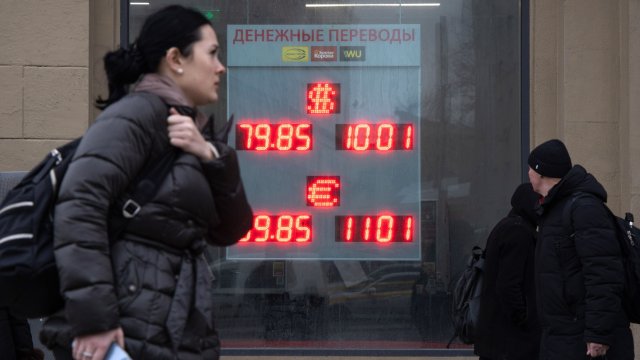 Руската рубла поевтиня с почти 30 спрямо долара днес По