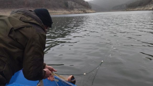 След получен сигнал за извършване на нерегламентиран риболов в язовир