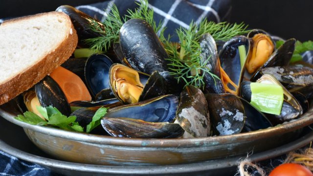 Диетоложките Лорън Манакър и Лиза Йънг обясниха че метаболизмът естествено