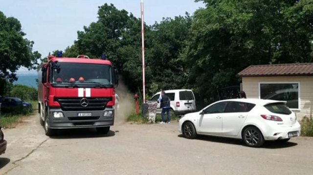 Пожар край вилна зона Росенец край Бургас Горят сухи треви и