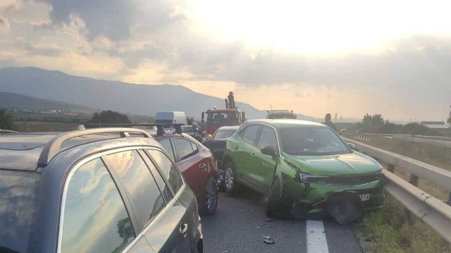 Две жени на около 20 години са пострадали във верижната