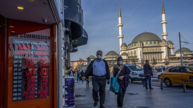 За пореден път турската лира срина стойността си, надхвърляйки 14