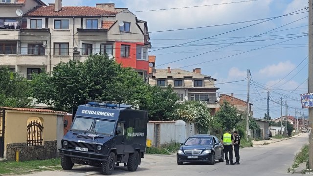 Мащабна акция на полиция и жандармерия в ромската махала в