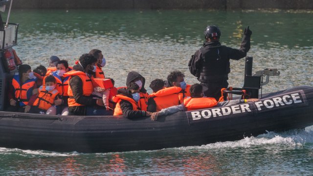 Най малко трима души са загинали след като лодка с мигранти