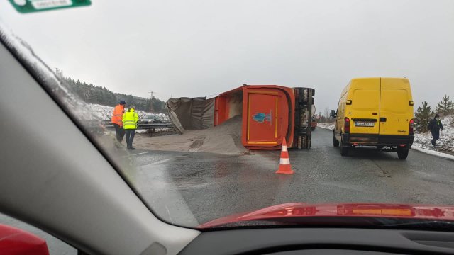 Камион се преобърна на АМ Струма Инцидентът е станал в