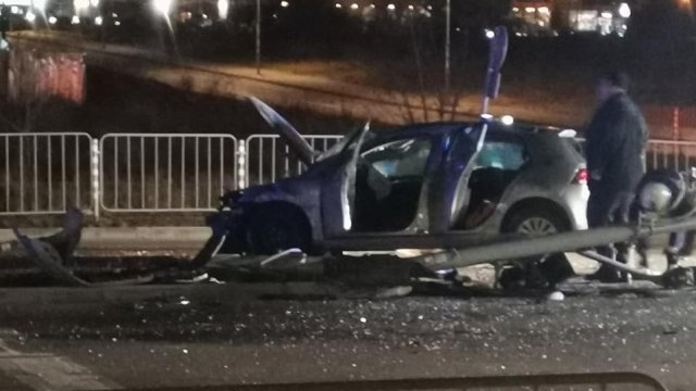 Най малко два автомобила катастрофираха тази вечер в столичния квартал Младост