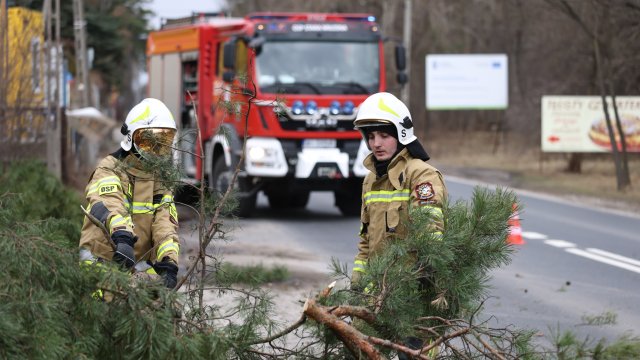 Силни бури и градушки нанесоха щети в части от Полша