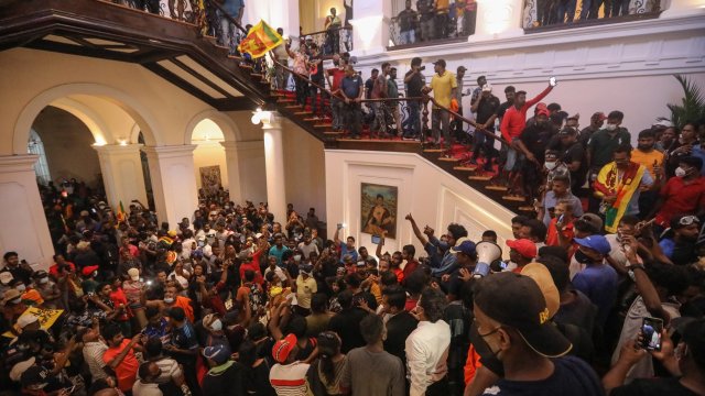 Хиляди протестиращи в търговската столица на Шри Ланка Коломбо нахлуха