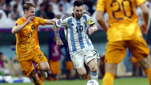 Халфът Френки де Йонг определи съдийството на четвъртфинала на Нидерландия