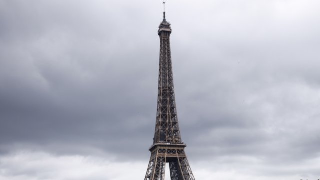 Мълния е ударила Айфеловата кула в Париж В социалните мрежи