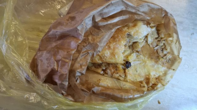 Майка откри стъкла в закуска, купена от баничарица в София