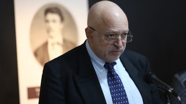 Много се радвам Щастлив съм че идва един достоен човек