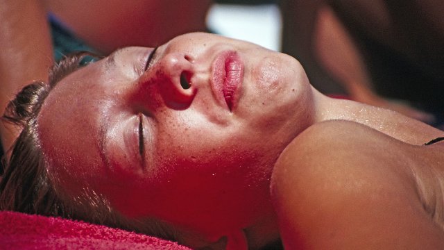 Искаме да придобием слънчев загар бързо защото шоколадовият тен освен