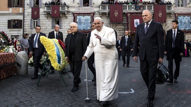 Папа Франциск не се въздържа и се разплака по време