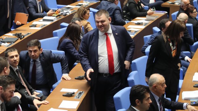 Според Пеевски това, че президентът не иска да кани партията, е лъжа.