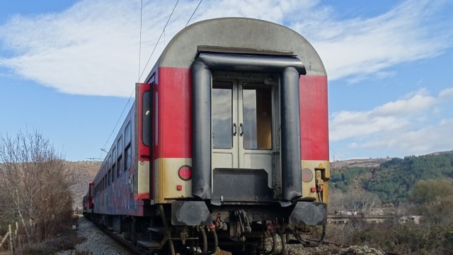 Шестима нелегални мигранти са свалени от влаковата композиция Бургас София свързаниНачалник влакът
