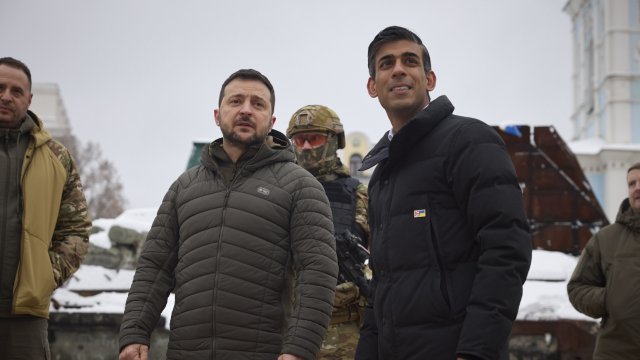 Сунак обеща на Зеленски помощ за 50 млн. паунда, дава 125 зенитни оръдия, унищожители на дронове