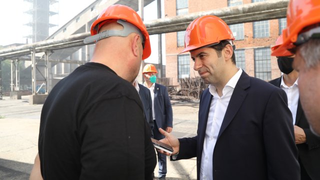 Министър председателят Кирил Петков направи изненадваща проверка на ТЕЦ Брикел в