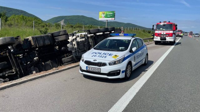 Цистерна превозваща течен азот се обърна на АМ Струма в