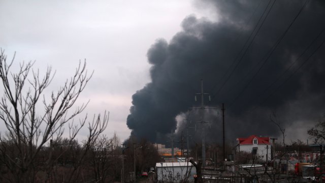 Руските сили днес бомбардираха и унищожиха пистата на летището в