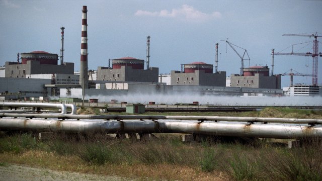 Украинската държавна компания "Енергоатом" заяви, че високоволтовият електропровод, захранващ АЕЦ