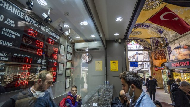 Турската лира отново е на рекордно дъно спрямо долара и