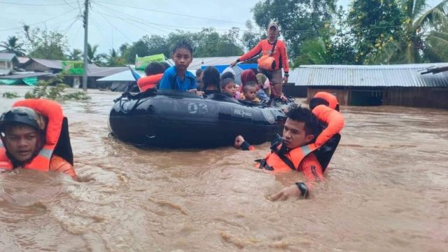 Броят на жертвите от наводненията и свлачищата предизвикани от тропическата