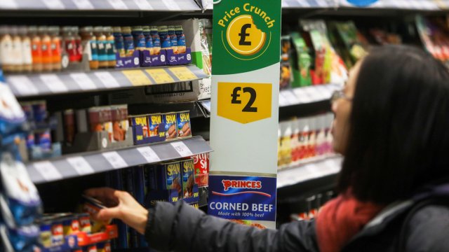 Все повече британци са принудени да ограничават разходите си до