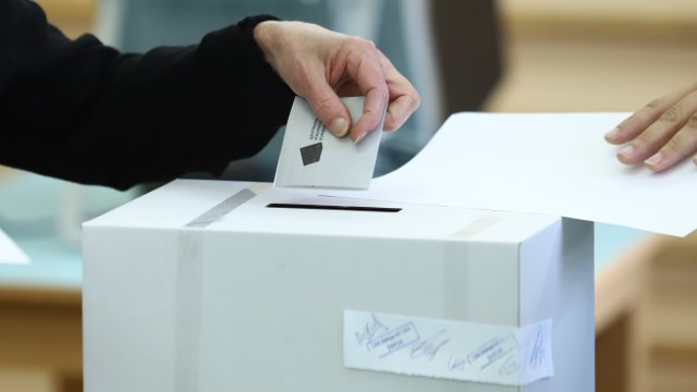 Предстои Централната избирателна комисия да обсъди казуса с хартията за