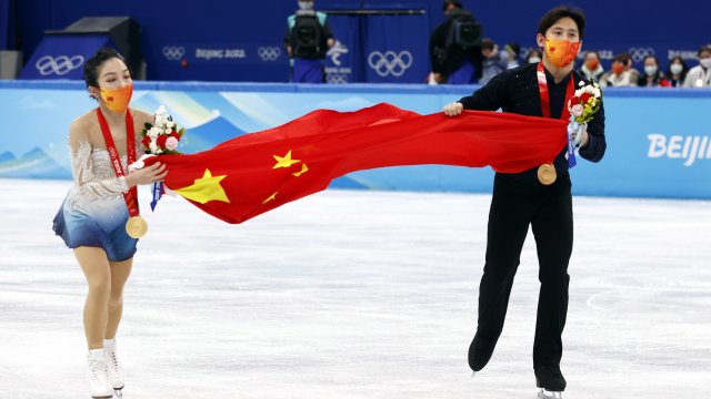 Китайската спортна двойка Венцзин Суей и Цун Хан спечели златото