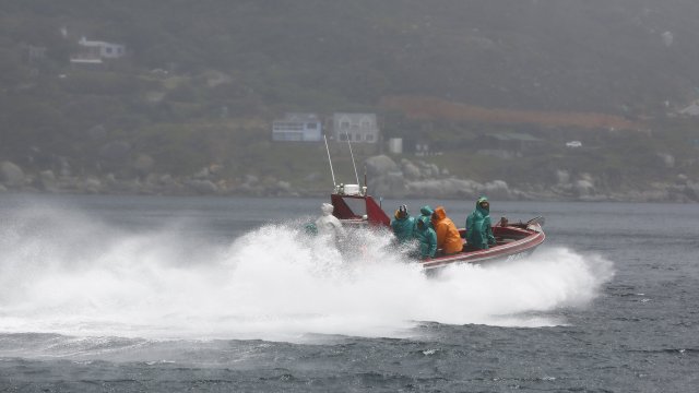 Двайсет и седем моряци са в неизвестност след като инженерен