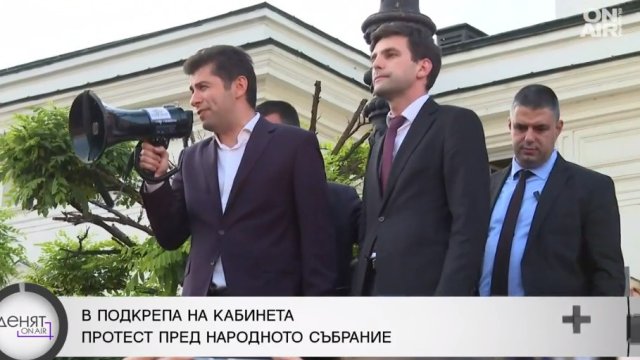Премиерът Кирил Петков депутати и министри от Продължаваме промяната БСП