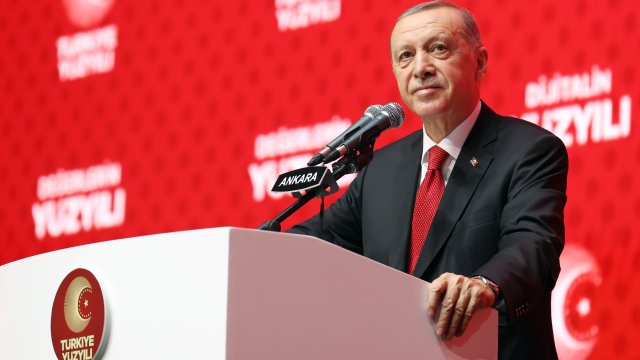 Приемането на нова конституция е първата цел за новия век