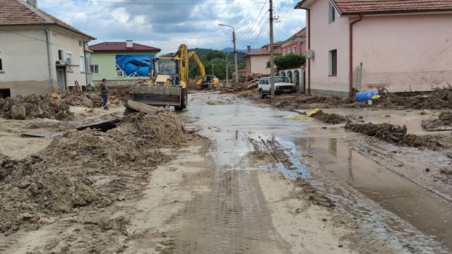 Армията все още е в пострадалите от наводненията села в