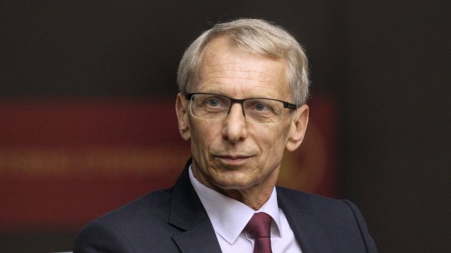 Министърът на образованието Николай Денков смята че противоепидемичните мерките в