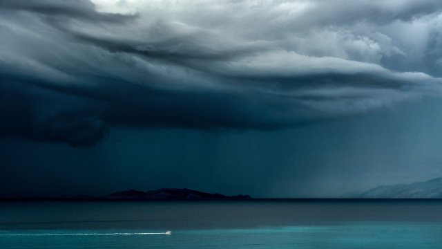 Бурята Ева обхвана цяла Гърция със силни валежи и гръмотевици